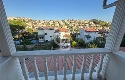 Seferihisar Tepecik Yenisu Sitesin'de  4+1 Satılık  Triplex villa  