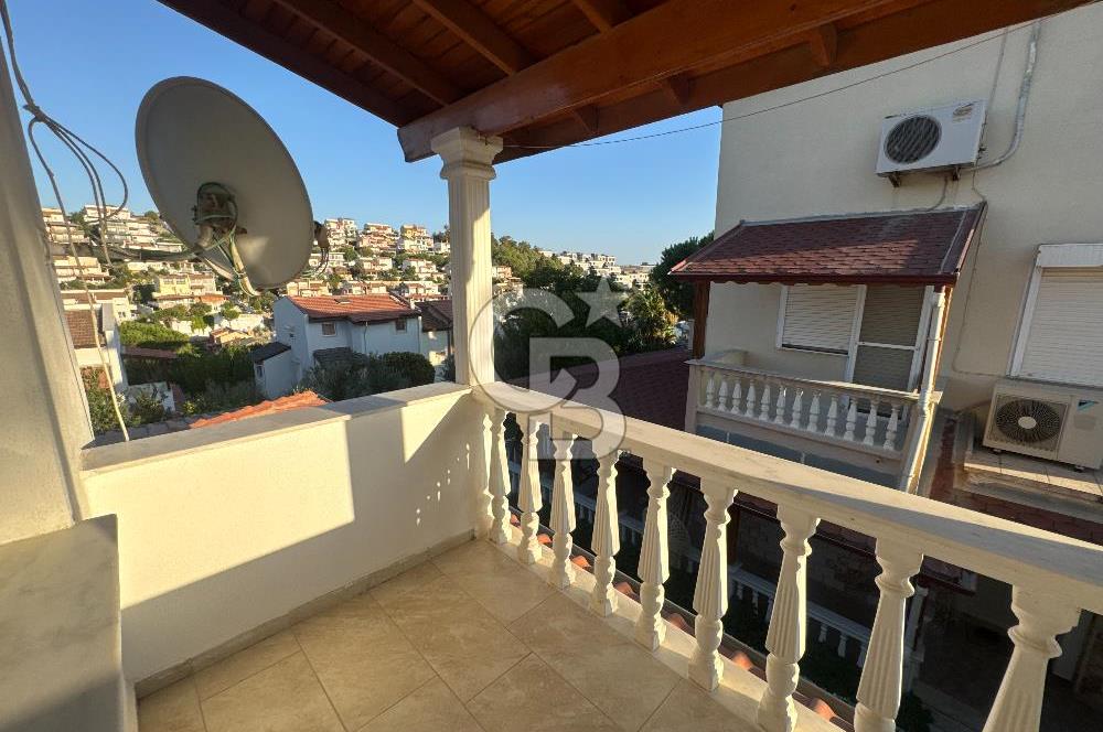 Seferihisar Tepecik Yenisu Sitesin'de  4+1 Satılık  Triplex villa  