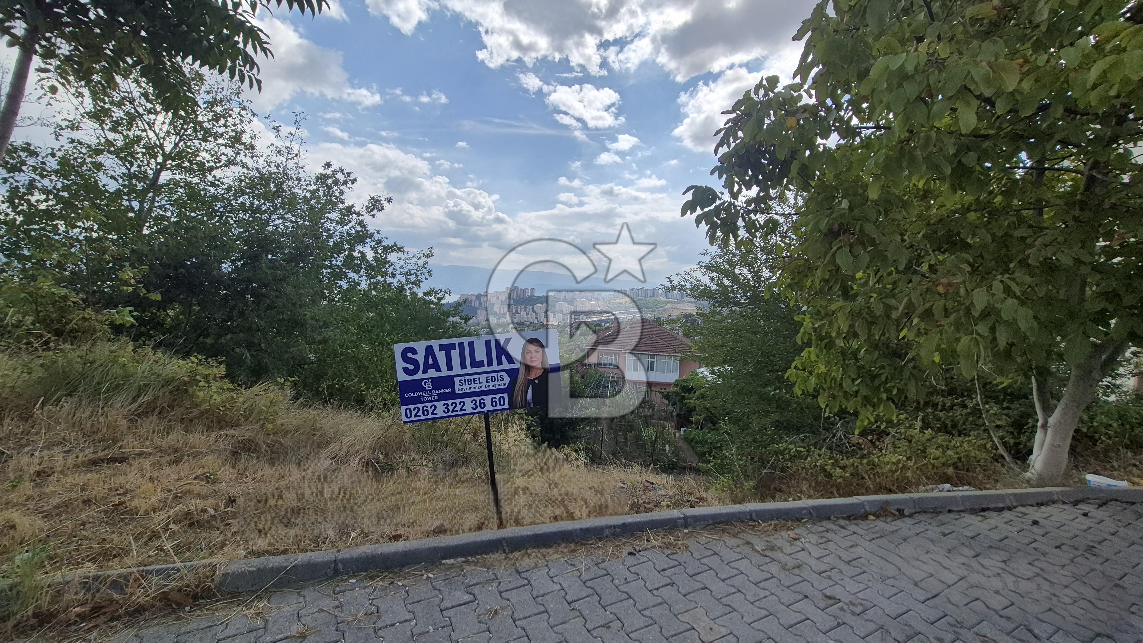 İZMİT GÜNDOĞDU'DA MANZARALI ÖNÜ AÇIK İMARLI 261M² SATILIK ARSA