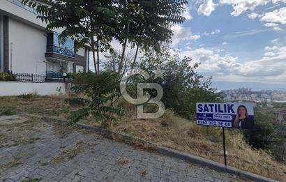 İZMİT GÜNDOĞDU'DA MANZARALI ÖNÜ AÇIK İMARLI 261M² SATILIK ARSA