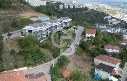 İZMİT GÜNDOĞDU'DA MANZARALI ÖNÜ AÇIK İMARLI 261M² SATILIK ARSA