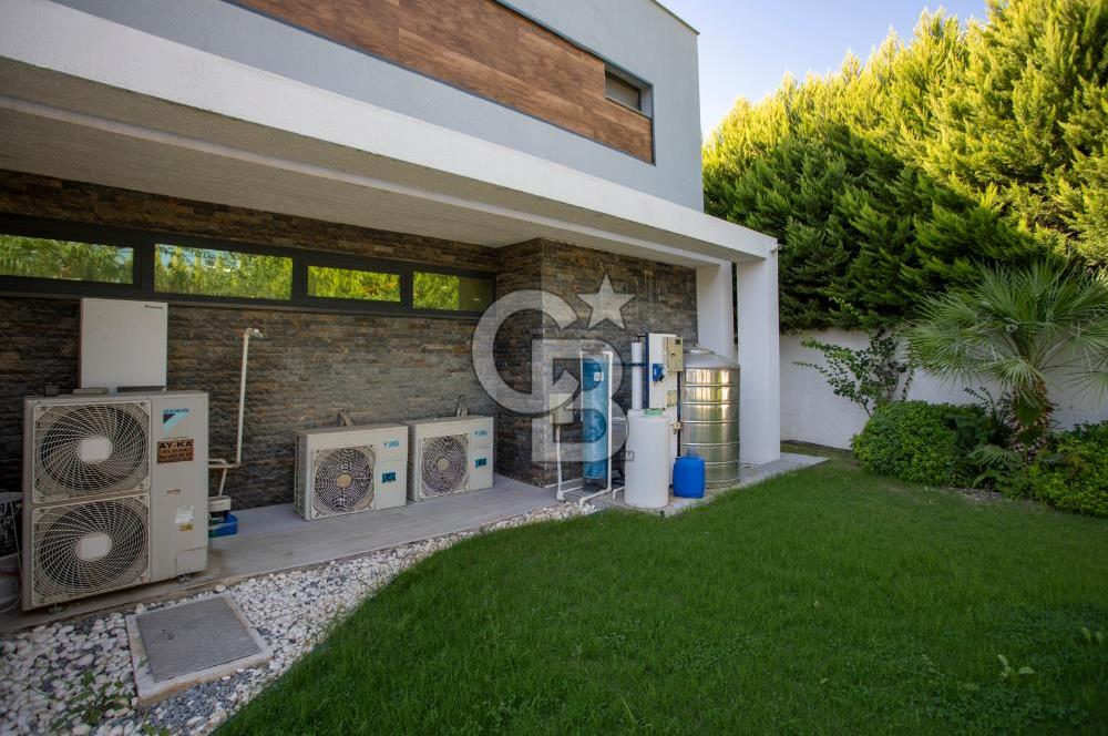 Kuşadası Türkmen'de Satılık 5+1 Havuzlu Müstakil Villa
