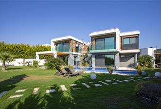 Kuşadası Türkmen'de Satılık 5+1 Havuzlu Müstakil Villa