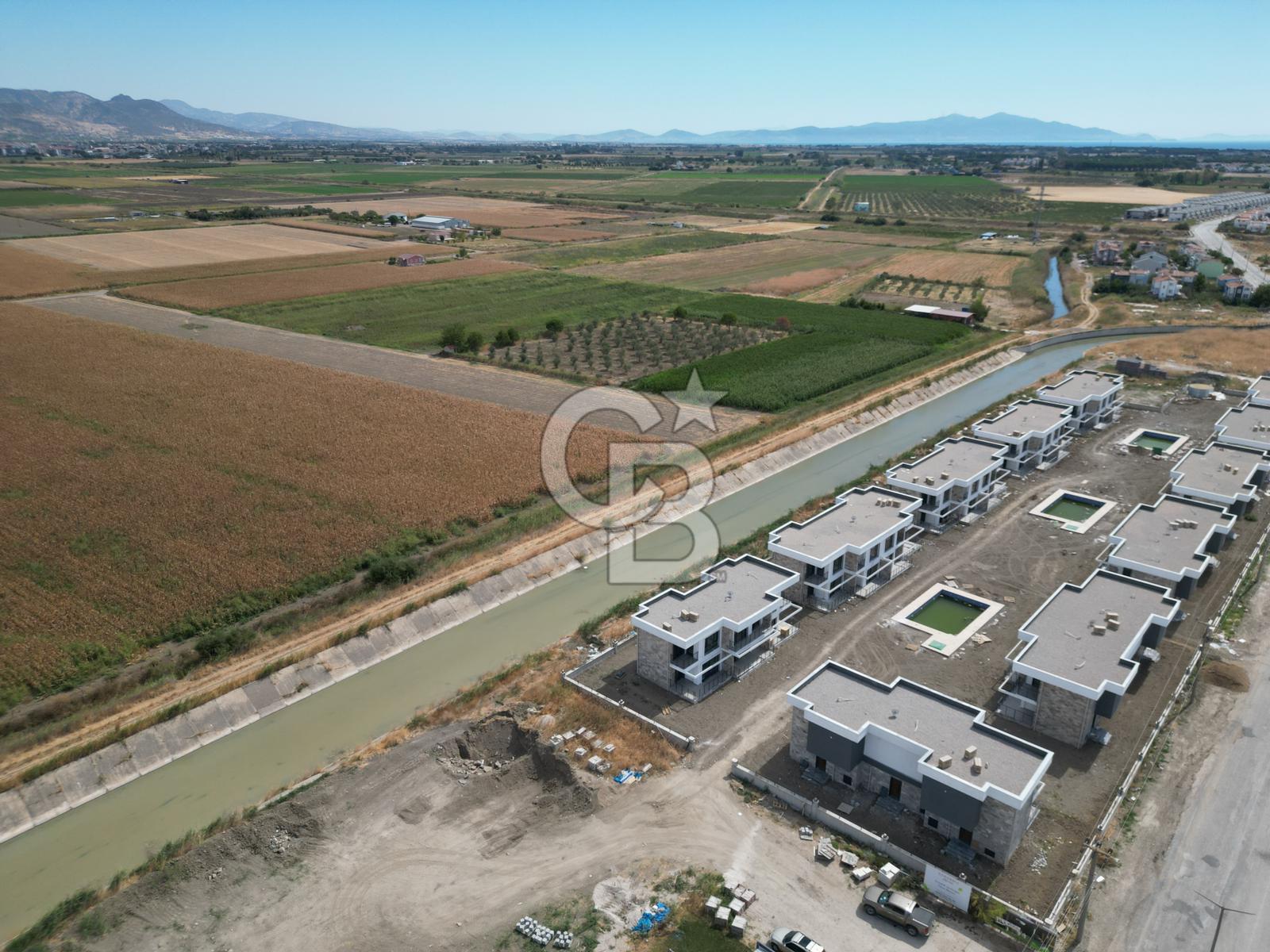 Ayvalık Altınovada Havuzlu Site İçersinde 2+1 Satılık Villa