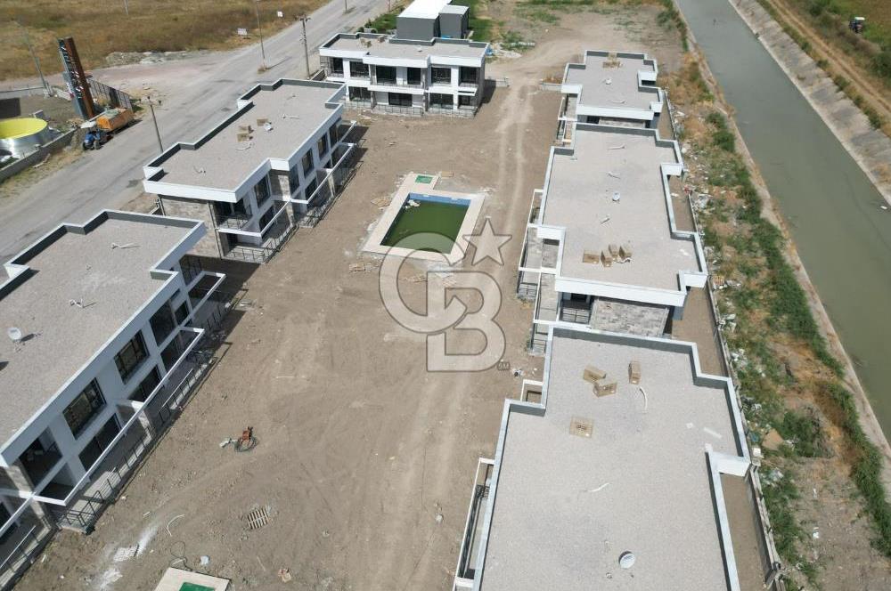 Ayvalık Altınovada Havuzlu Site İçersinde 2+1 Satılık Villa