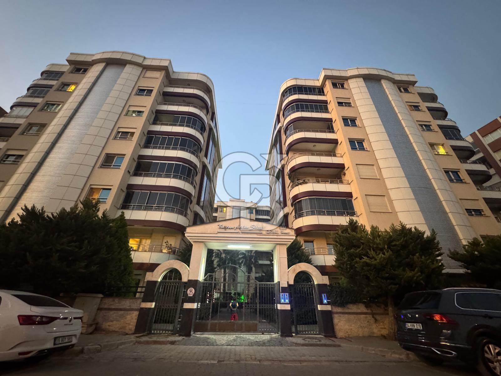Bayraklı Adalet Mahallesi Site İçerisi 3+1 150 m² Satılık Daire