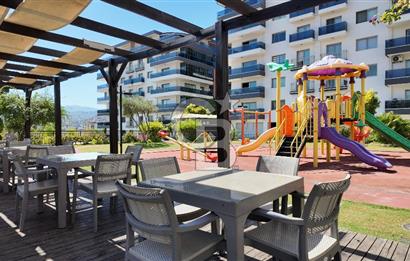 Granada Sitesinde Havuz ve Park Manzaralı Satılık 3+1 Daire