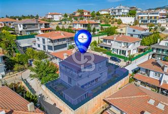 GÜZELBAHÇE KAHRAMANDERE KOLEJLER BÖLGESİNDE SATILIK VİLLA