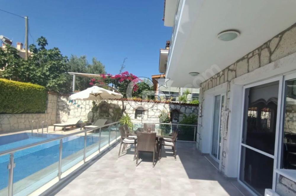 ÇEŞME'DE MÜSTAKİL HAVUZLU 4+1 FIRSAT SATILIK VİLLA