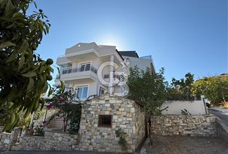 Urla İskele’de Satılık Müstakil Deniz Manzaralı Villa