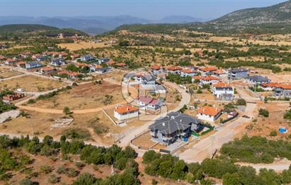 İKİZCE MH. YENİ KONUTLAR BÖLGESİNDE GENİŞ BAHÇELİ 4+1 VİLLA