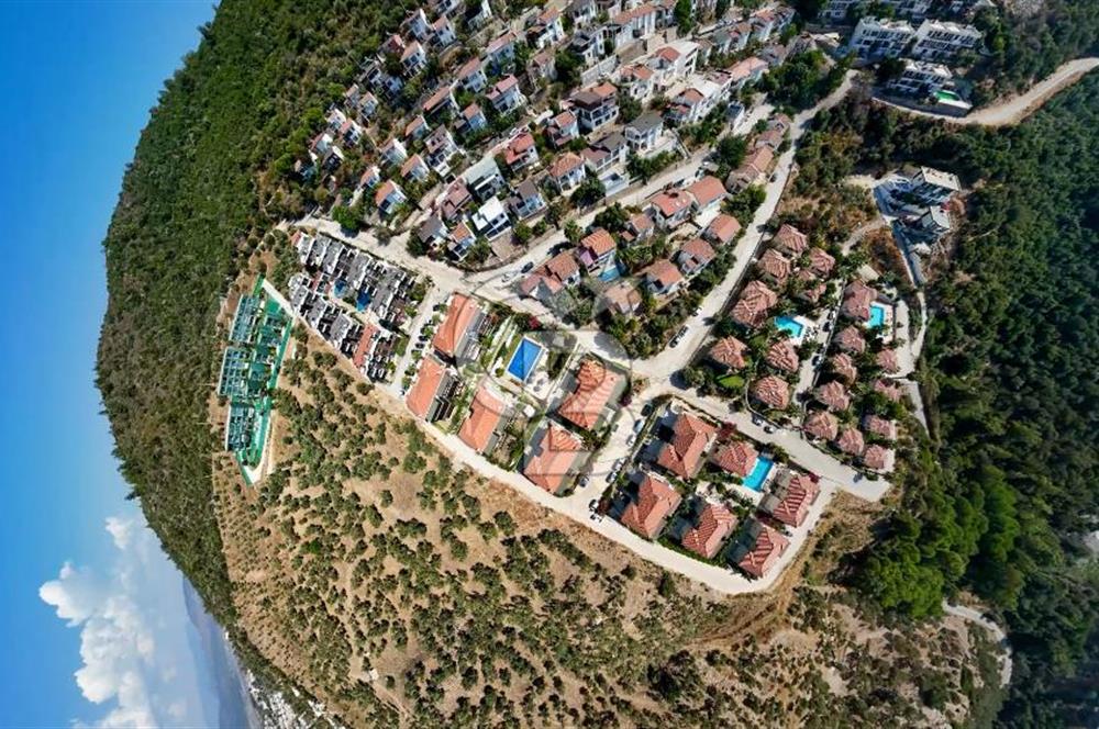 CB MARİNA'DAN GÜLLÜK'TE PANAROMİK DENİZ MANZARALI 3+1 BAHÇE KATI