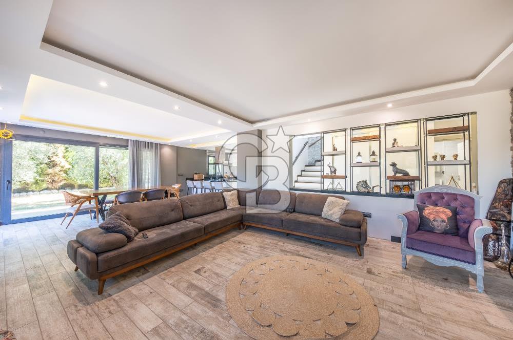 Bornova Yakaköyde 1617 m² Arsa İçinde Dubleks Villa