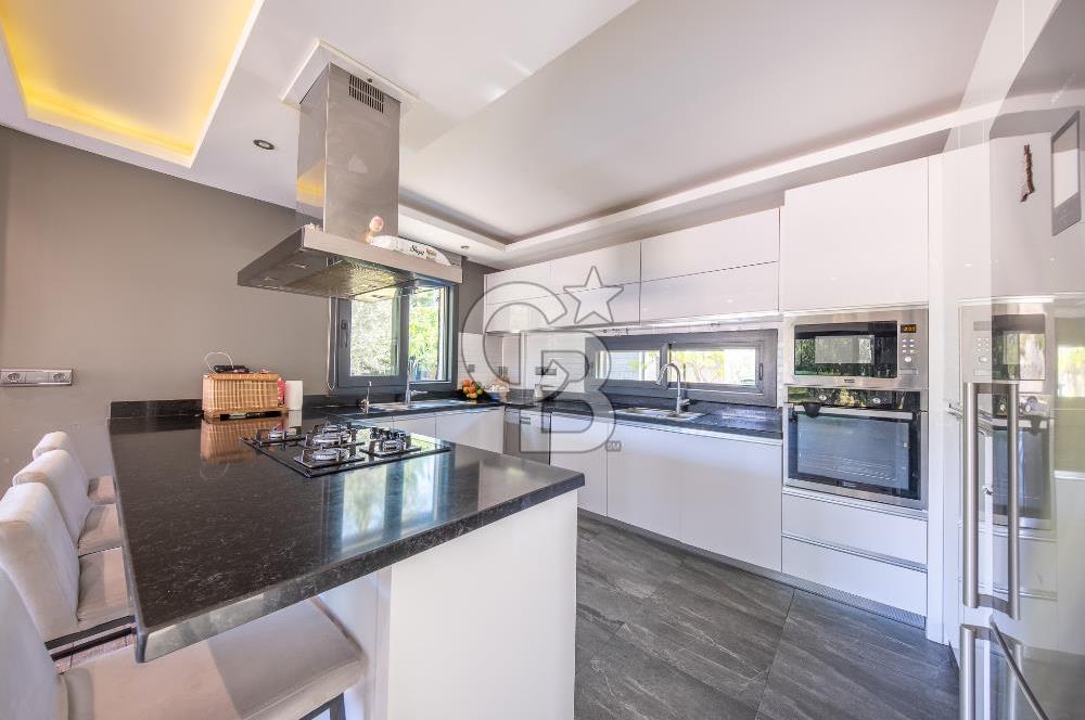 Bornova Yakaköyde 1617 m² Arsa İçinde Dubleks Villa