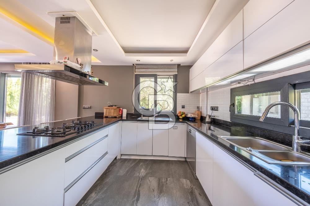 Bornova Yakaköyde 1617 m² Arsa İçinde Dubleks Villa