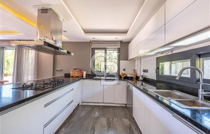 Bornova Yakaköyde 1617 m² Arsa İçinde Dubleks Villa