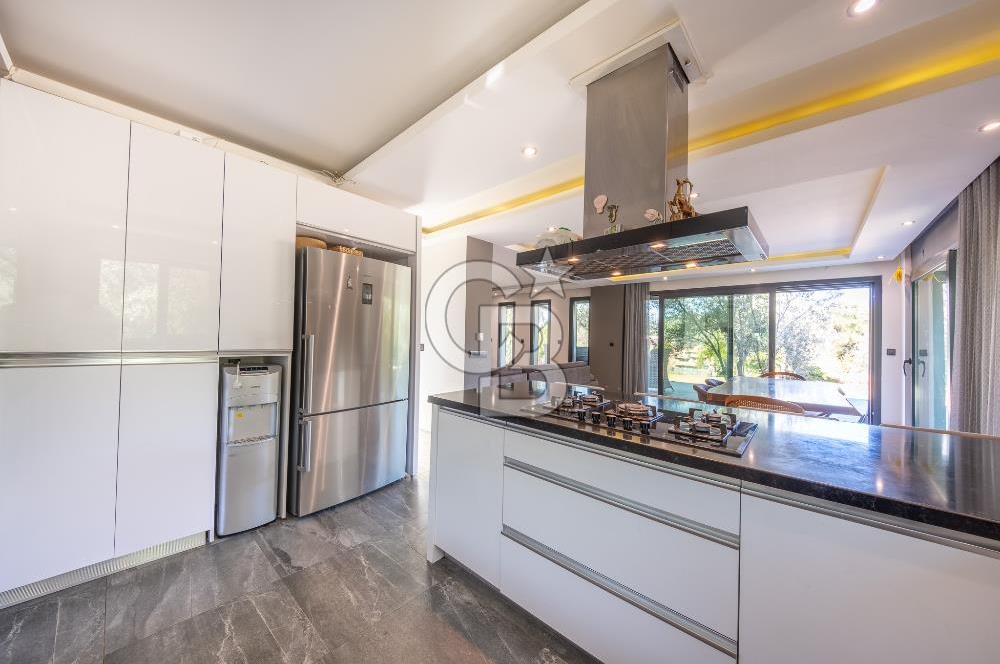 Bornova Yakaköyde 1617 m² Arsa İçinde Dubleks Villa