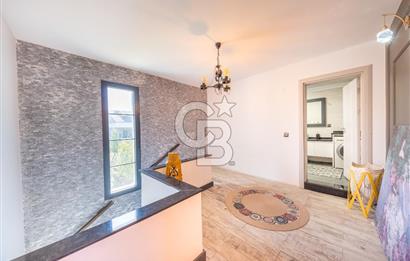 Bornova Yakaköyde 1617 m² Arsa İçinde Dubleks Villa
