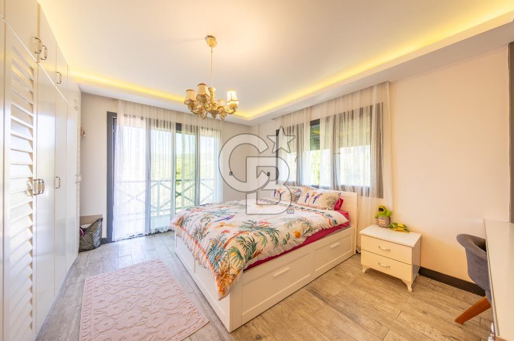 Bornova Yakaköyde 1617 m² Arsa İçinde Dubleks Villa