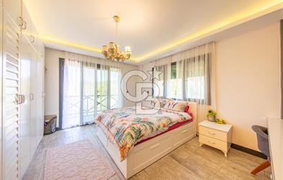 Bornova Yakaköyde 1617 m² Arsa İçinde Dubleks Villa