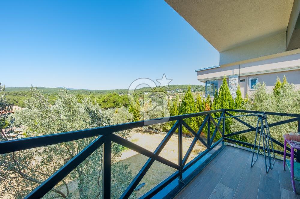Bornova Yakaköyde 1617 m² Arsa İçinde Dubleks Villa