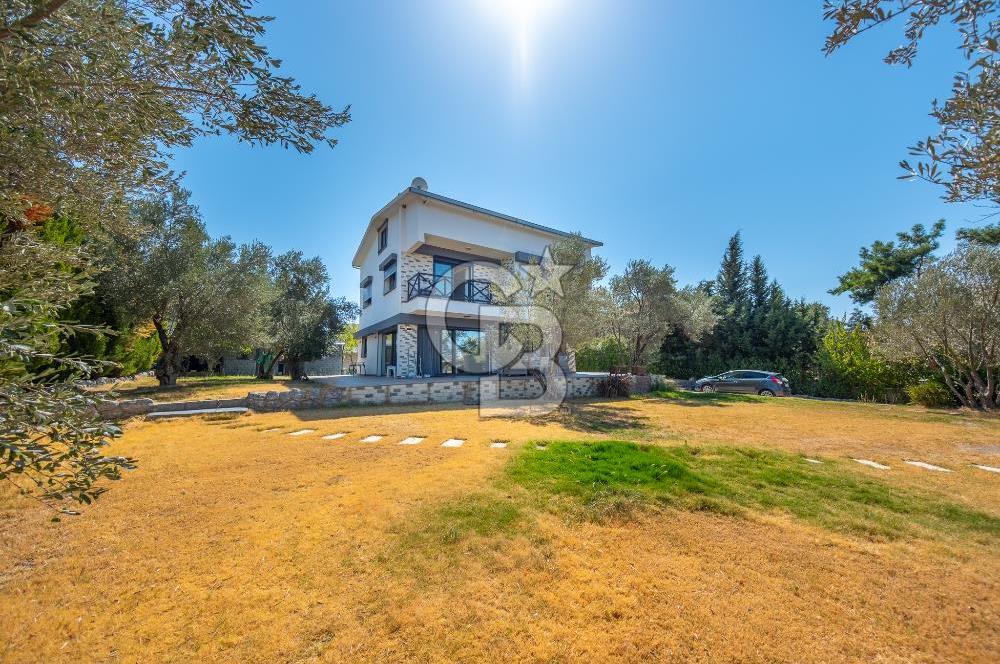 Bornova Yakaköyde 1617 m² Arsa İçinde Dubleks Villa