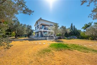 Bornova Yakaköyde 1617 m² Arsa İçinde Dubleks Villa
