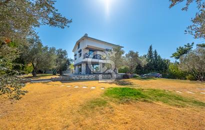 Bornova Yakaköyde 1617 m² Arsa İçinde Dubleks Villa