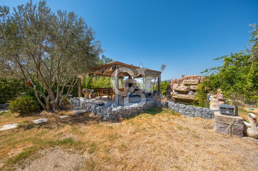 Bornova Yakaköyde 1617 m² Arsa İçinde Dubleks Villa