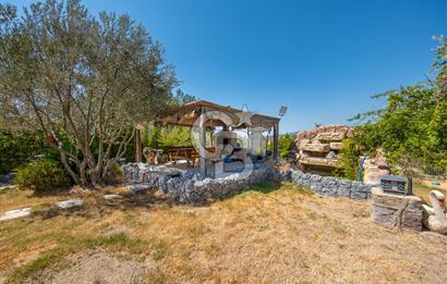 Bornova Yakaköyde 1617 m² Arsa İçinde Dubleks Villa