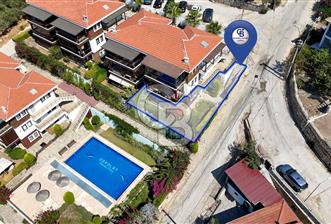 CB MARİNA'DAN GÜLLÜK'TE PANAROMİK DENİZ MANZARALI 3+1 BAHÇE KATI