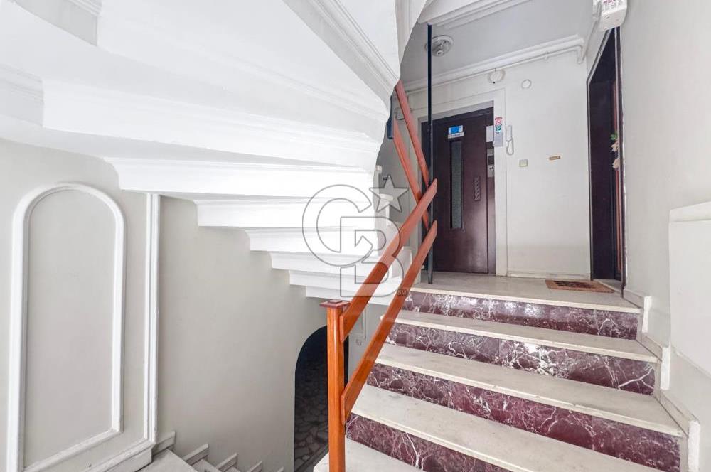Acıbadem'de Asansörlü Otoparklı Geniş 3+1 Kiralık Daire