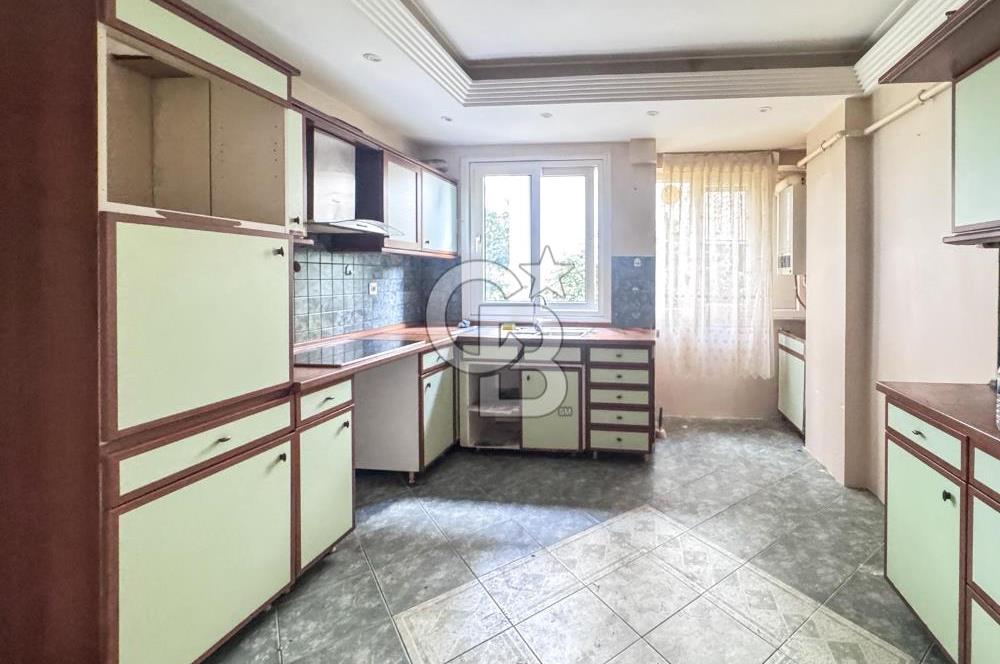 Acıbadem'de Asansörlü Otoparklı Geniş 3+1 Kiralık Daire