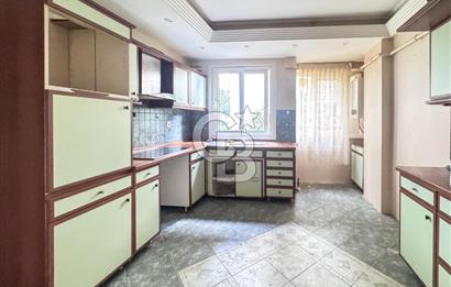 Acıbadem'de Asansörlü Otoparklı Geniş 3+1 Kiralık Daire