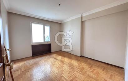 Acıbadem'de Asansörlü Otoparklı Geniş 3+1 Kiralık Daire
