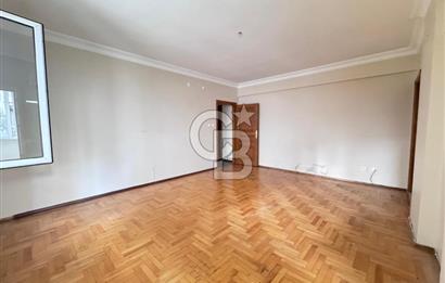 Acıbadem'de Asansörlü Otoparklı Geniş 3+1 Kiralık Daire