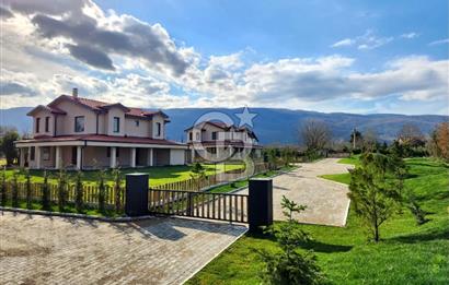 Yeşilyayla Köyü'nde Doğayla İç İçe 775m² Arsalı İskanlı Villa