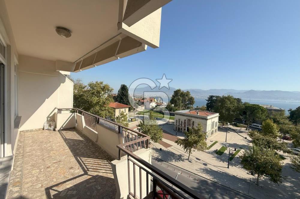 İZMİT İNÖNÜ CADDESİNDE MANZARALI ARAKAT SATILIK 120M2 DAİRE