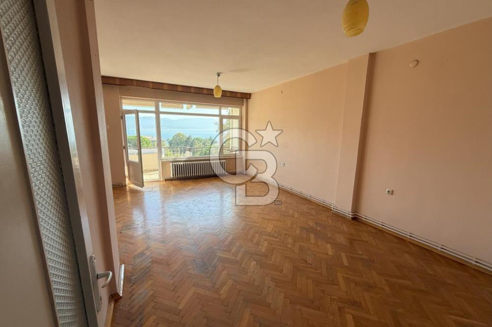 İZMİT İNÖNÜ CADDESİNDE MANZARALI ARAKAT SATILIK 120M2 DAİRE