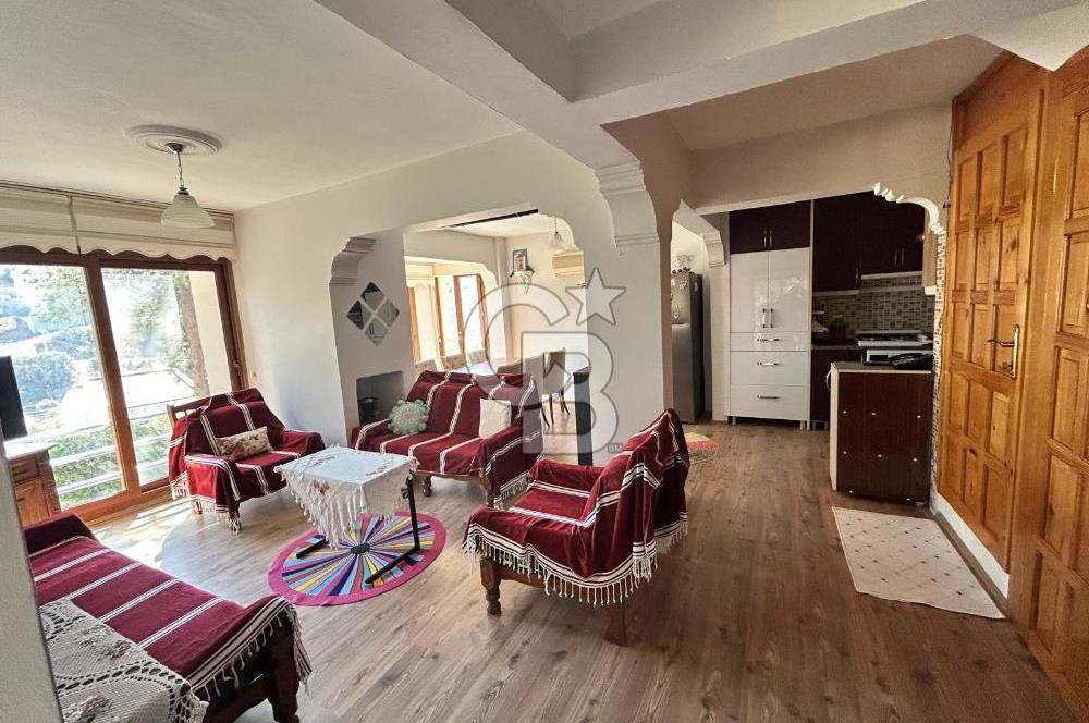  Yenifoça Cumhuriyet Mahallesinde Satılık 5+2 Tripleks Villa