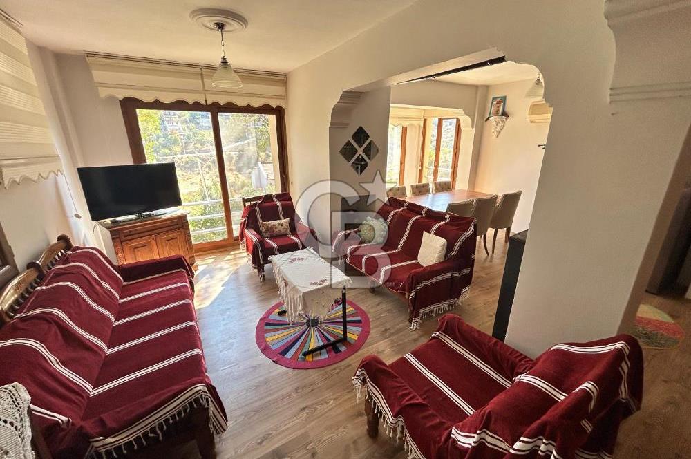  Yenifoça Cumhuriyet Mahallesinde Satılık 5+2 Tripleks Villa