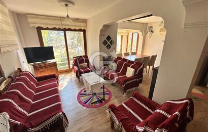  Yenifoça Cumhuriyet Mahallesinde Satılık 5+2 Tripleks Villa