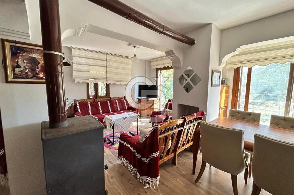  Yenifoça Cumhuriyet Mahallesinde Satılık 5+2 Tripleks Villa
