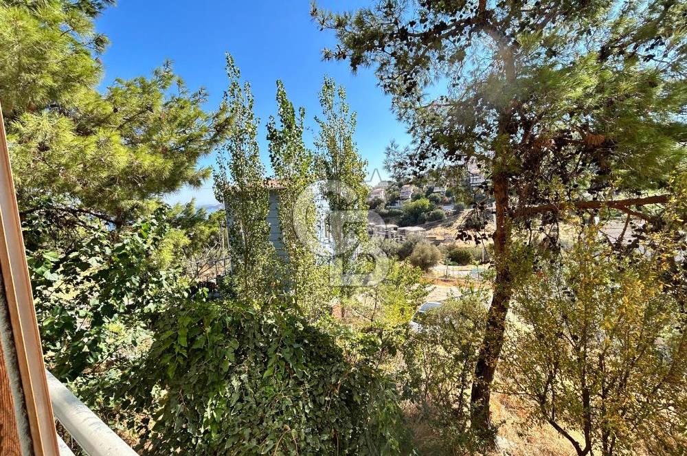  Yenifoça Cumhuriyet Mahallesinde Satılık 5+2 Tripleks Villa
