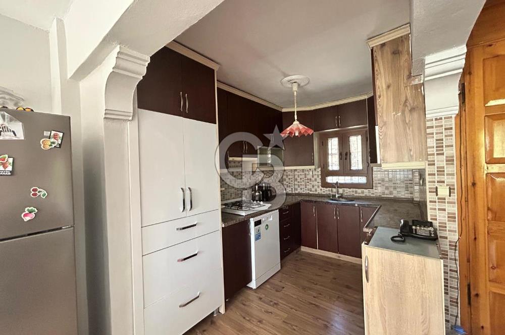  Yenifoça Cumhuriyet Mahallesinde Satılık 5+2 Tripleks Villa