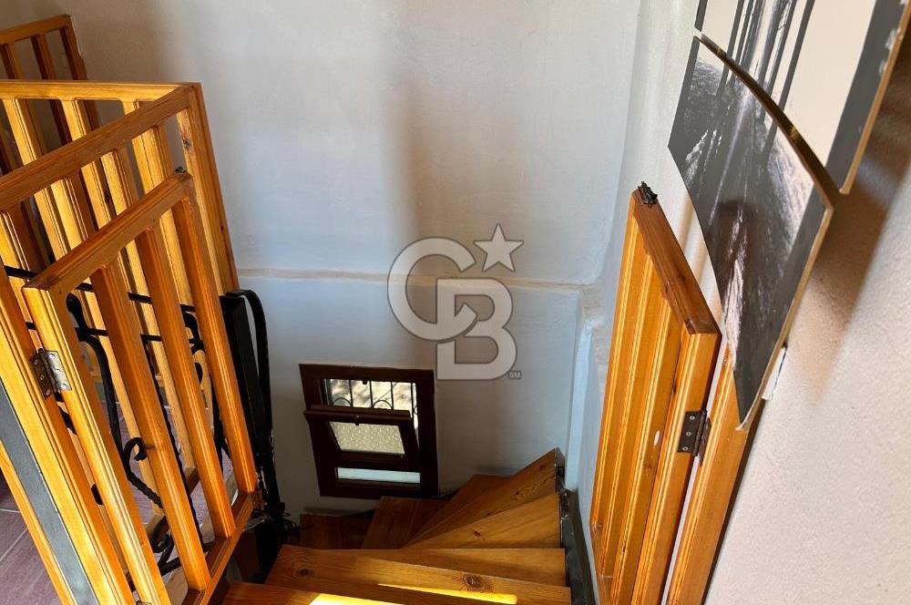  Yenifoça Cumhuriyet Mahallesinde Satılık 5+2 Tripleks Villa