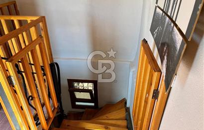  Yenifoça Cumhuriyet Mahallesinde Satılık 5+2 Tripleks Villa