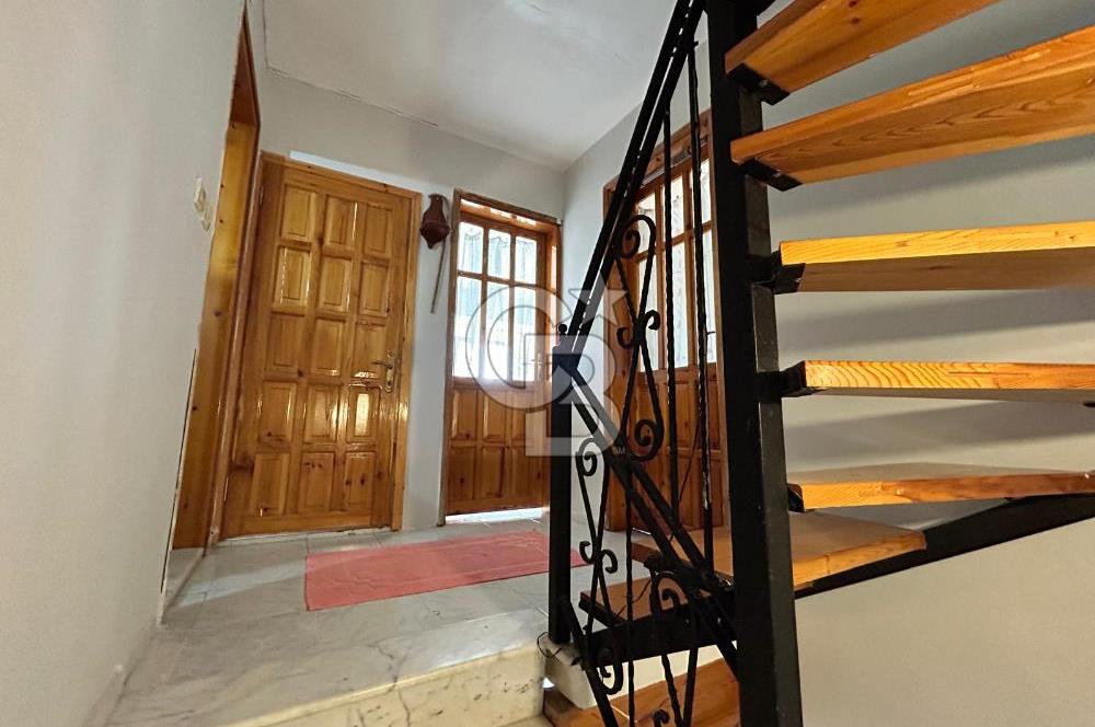  Yenifoça Cumhuriyet Mahallesinde Satılık 5+2 Tripleks Villa