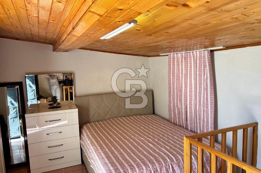  Yenifoça Cumhuriyet Mahallesinde Satılık 5+2 Tripleks Villa