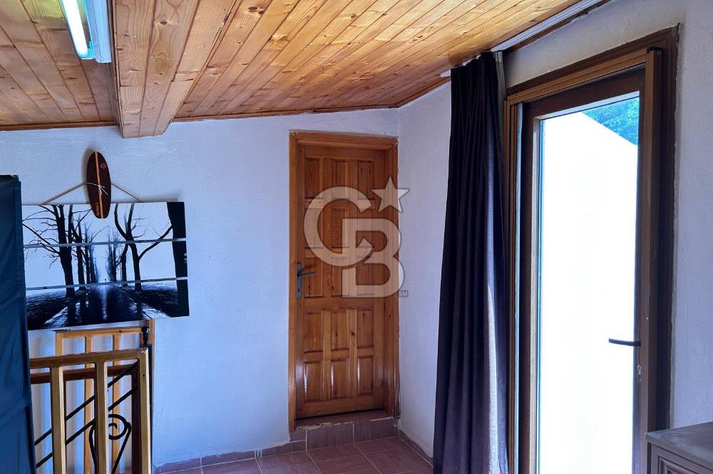  Yenifoça Cumhuriyet Mahallesinde Satılık 5+2 Tripleks Villa